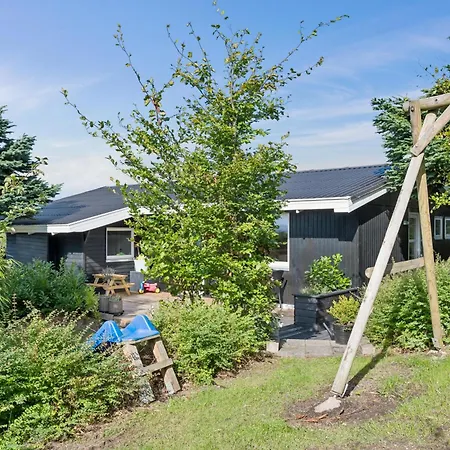 Family-friendly With Panoramic Views Of Bay And Spacious Outdoor Areas *